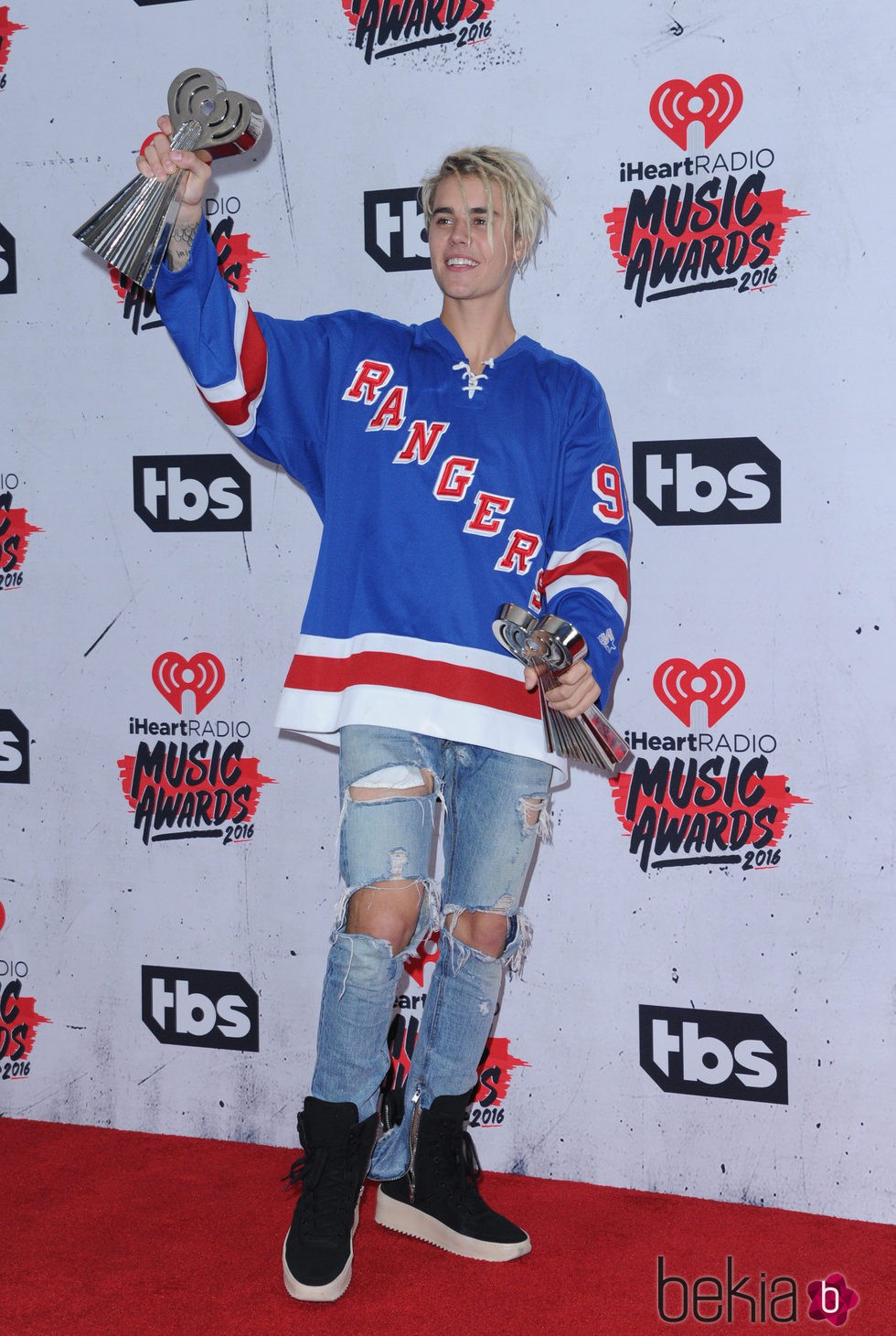 Justin Bieber posando con su Premio iHeartRadio Music 2016