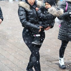Kim Kardashian junto a North West en la nieve