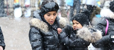 Kim Kardashian junto a North West en la nieve