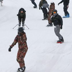 La familia Kardashian-Jenner esquiando en Colorado