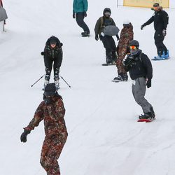 La familia Kardashian-Jenner esquiando en Colorado