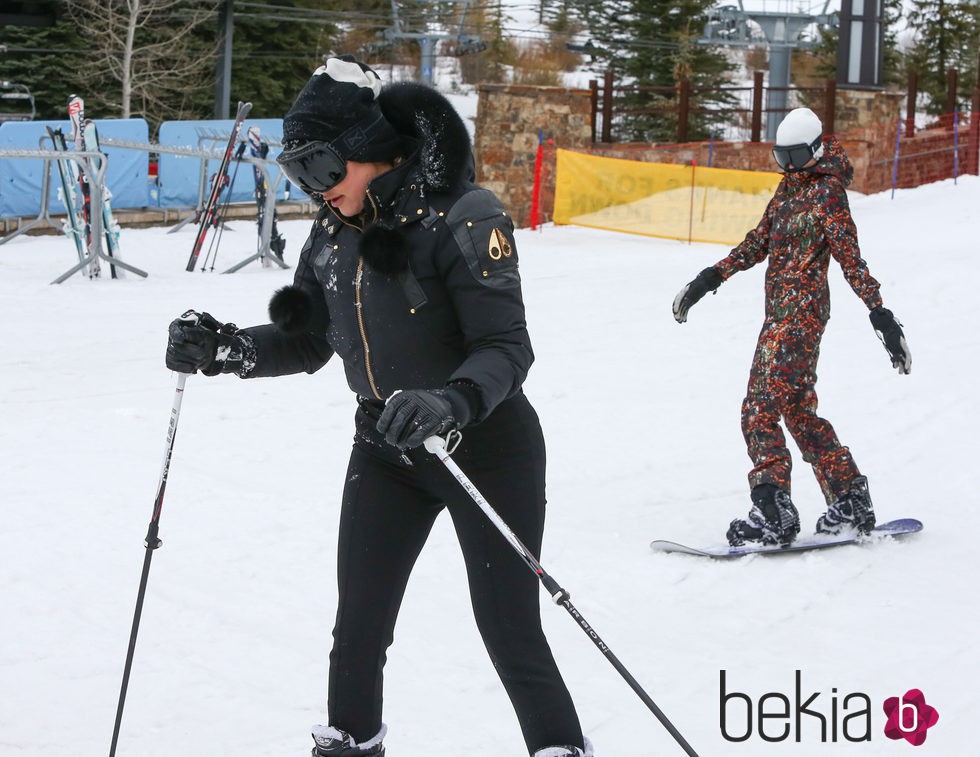 Khloe Kardashian y Kendall Jenner esquiando