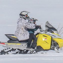 Kris Jenner en moto de nieve en Colorado