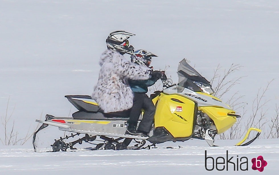 Kris Jenner en moto de nieve en Colorado