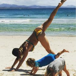 Elsa Pataky practicando yoga en la playa con sus hijos Sasha y Tristán