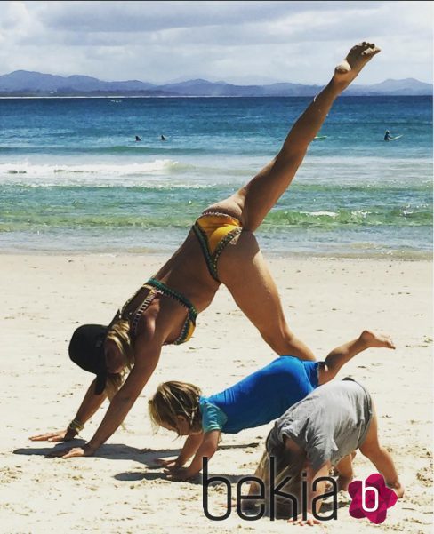 Elsa Pataky practicando yoga en la playa con sus hijos Sasha y Tristán