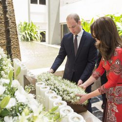 Duques de Cambridge homenajean a las víctimas del terrorismo de 2008 en su viaje a la India