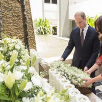 Duques de Cambridge homenajean a las víctimas del terrorismo de 2008 en su viaje a la India