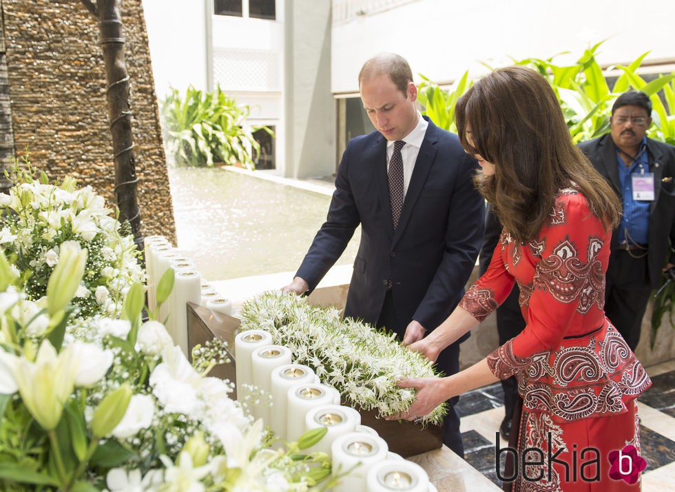 Duques de Cambridge homenajean a las víctimas del terrorismo de 2008 en su viaje a la India