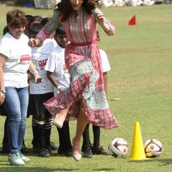 Kate Middleton juega divertida con los niños en su viaje a la India