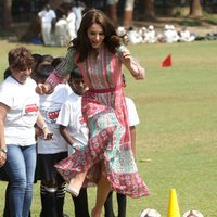 Kate Middleton juega divertida con los niños en su viaje a la India