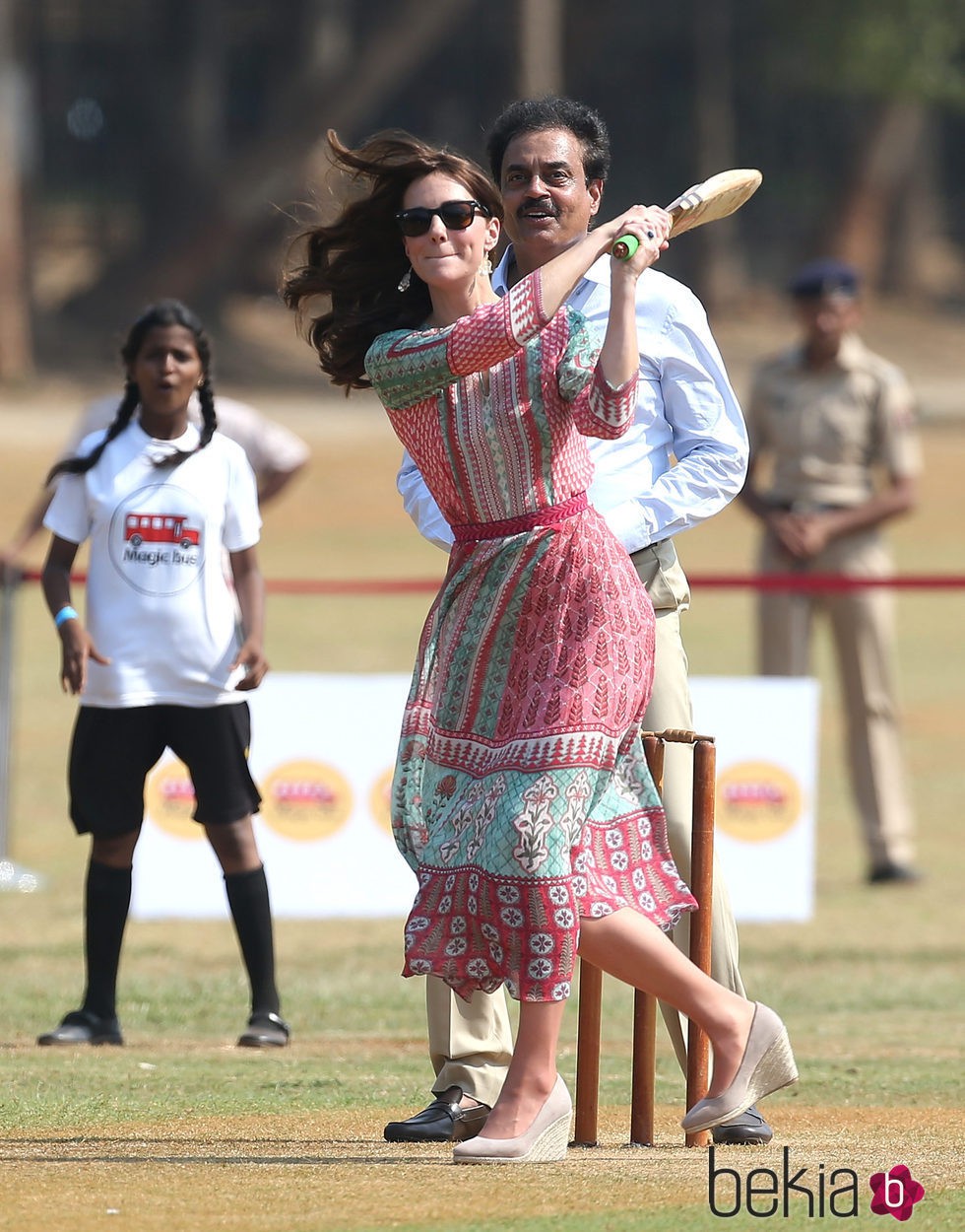 Kate Middleton juega a un partido de cricket con los niños en su viaje a la India