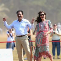 Kate Middleton se divierte jugando al cricket en su viaje a la India