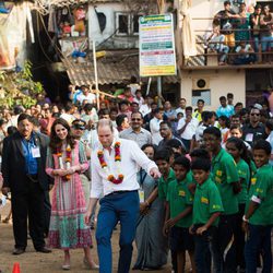 Príncipe Guillermo jugando al balón en su viaje a la India