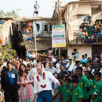 Príncipe Guillermo jugando al balón en su viaje a la India