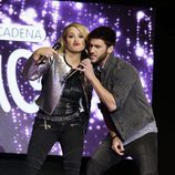 Anastacia en el escenario con Álvaro Gango de Auryn en la Noche de Cadena 100