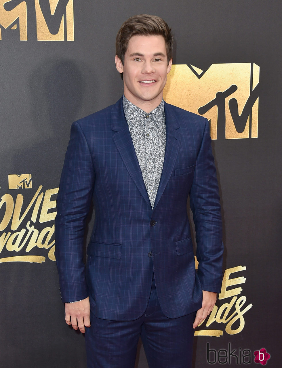 Adam DeVine en alfombra roja de los MTV Movie Awards 2016