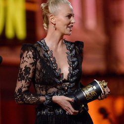 Charlize Theron recogiendo su Premio MTV Movie Awards 2016