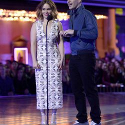 Emilia Clarke y Andy Samberg presentado un premio en los MTV Movie Awards 2016