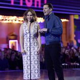 Emilia Clarke y Andy Samberg presentado un premio en los MTV Movie Awards 2016