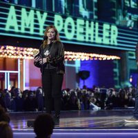 Amy Poehler recogiendo su Premio MTV Movie Awards 2016