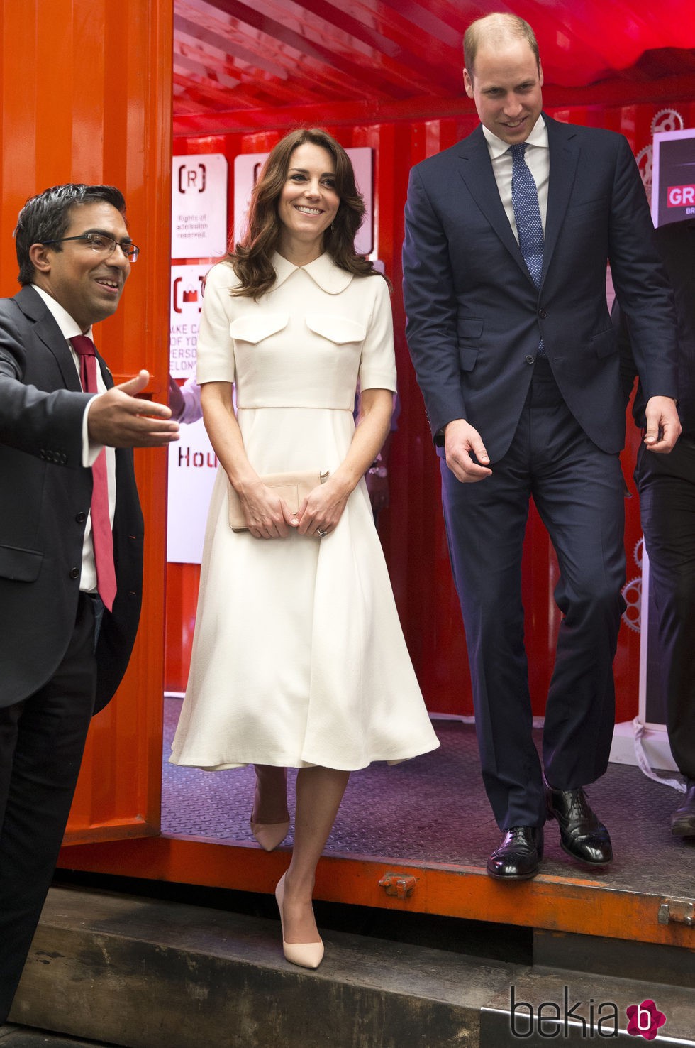 Duques de Cambridge reunidos en la embajada británica en su viaje a la India