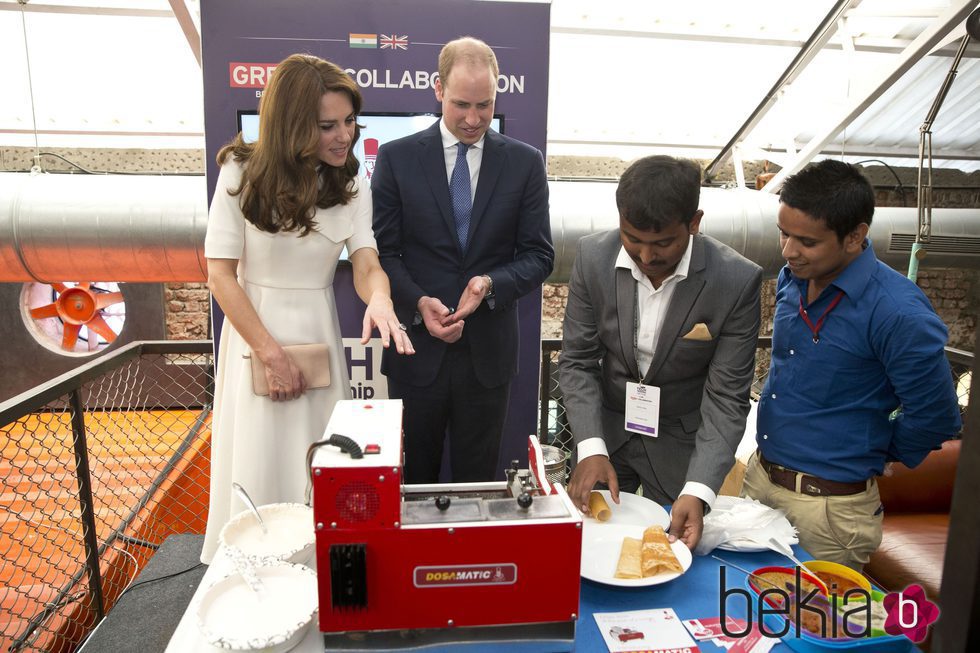 Duques de Cambridge prueban la gastronomía de Bombay en su viaje a la India