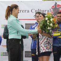 Eva González en podio de la carrera solidaria en Coria del Río
