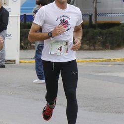 Cayetano Rivera participando en la carrera solidaria en Coria del Río