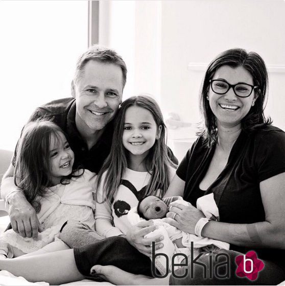 Chad Lowe junto a su mujer Kim y sus tres hijas