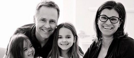 Chad Lowe junto a su mujer Kim y sus tres hijas