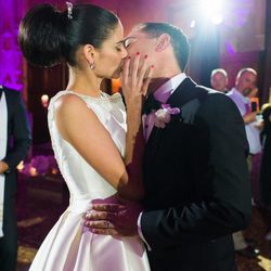 Natalia Jiménez y Daniel Trueba besándose el día de su boda