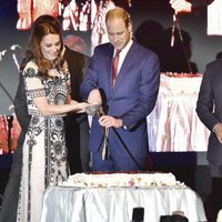 Los Duques de Cambridge cortan una tarta para celebrar el 90 cumpleaños de la Reina Isabel en La India