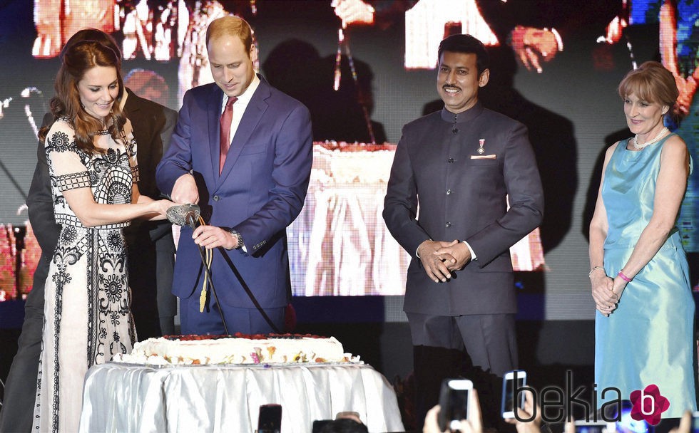 Los Duques de Cambridge cortan una tarta para celebrar el 90 cumpleaños de la Reina Isabel en La India