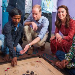 Los Duques de Cambridge jugando con unos jóvenes en Nueva Delhi