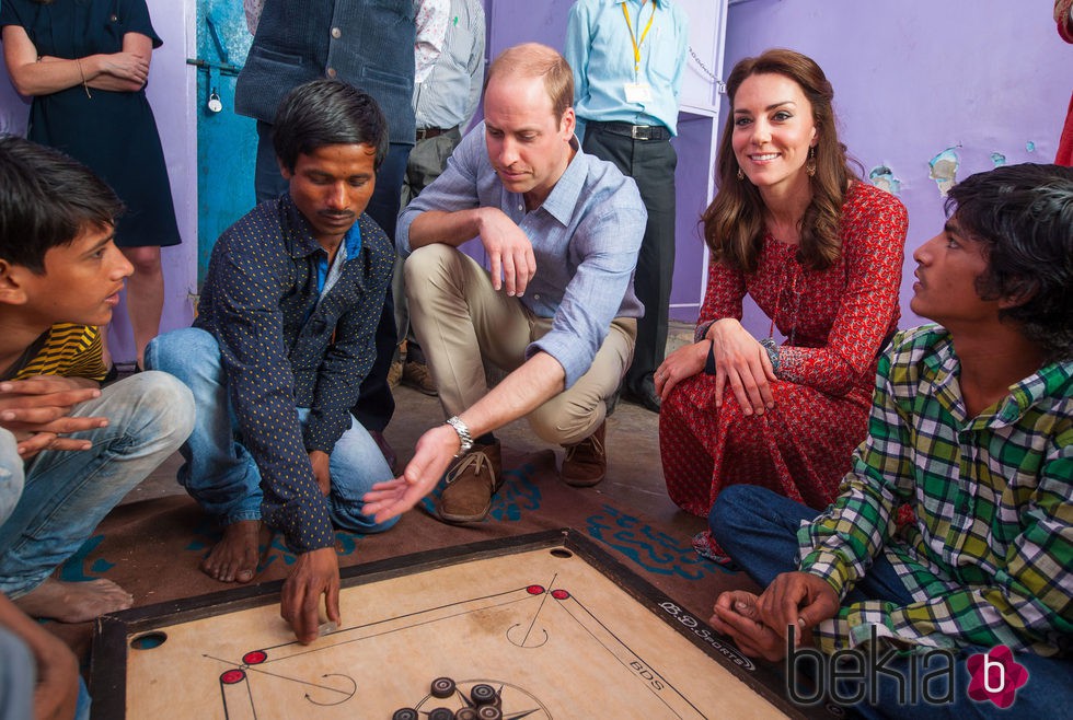 Los Duques de Cambridge jugando con unos jóvenes en Nueva Delhi