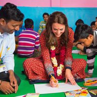 Kate Middleton pinta con un niño en Nueva Delhi