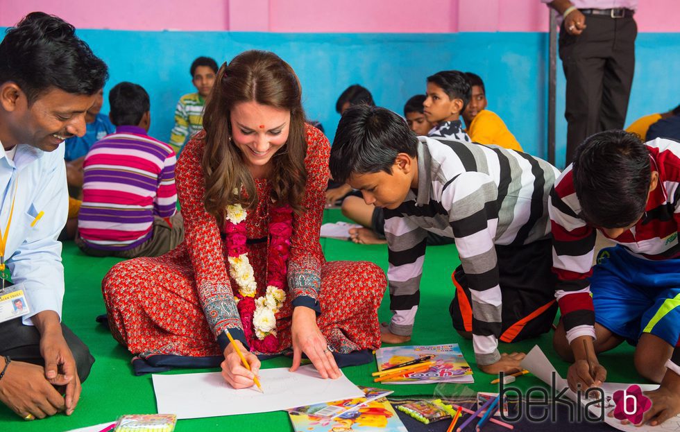 Kate Middleton pinta con un niño en Nueva Delhi
