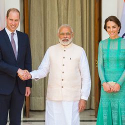 Los Duques de Cambridge con el primer ministro de La India