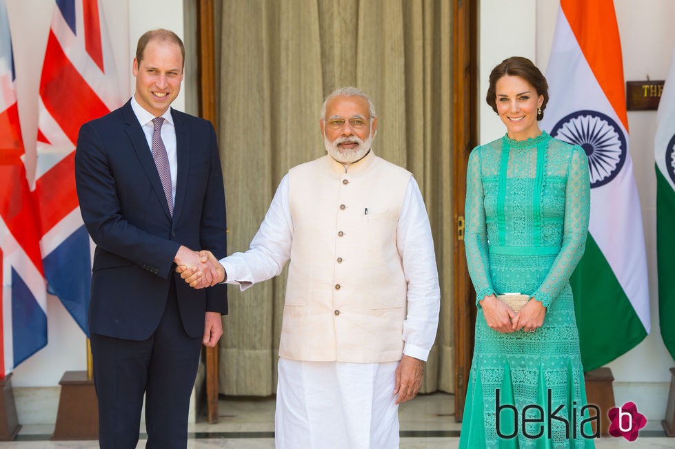 Los Duques de Cambridge con el primer ministro de La India