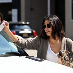 Jenna Lee Dewan-Tatum recogiendo una multa de su coche en Beverly Hills