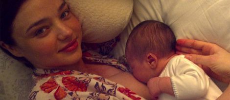 Miranda Kerr dándole el pecho a su hijo Flynn