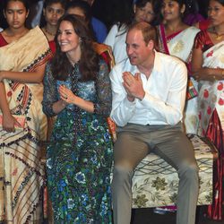 Los Duques de Cambridge se divierten en tradicional Festival Bihu en su viaje a la India