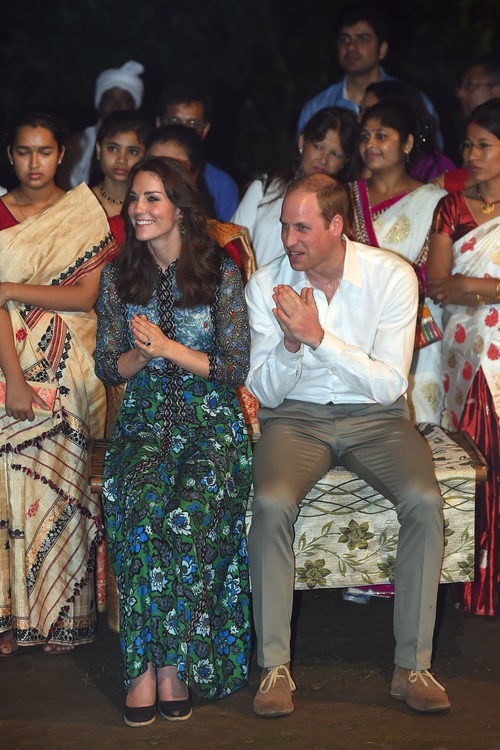 Los Duques de Cambridge se divierten en tradicional Festival Bihu en su viaje a la India