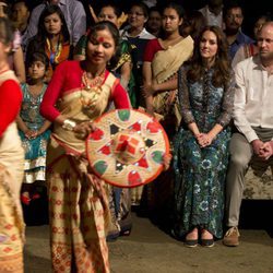 Los Duques de Cambridge asisten al Festival Bihu en su viaje a la India