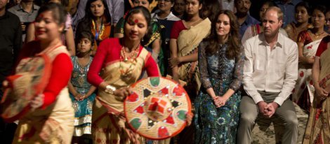 Los Duques de Cambridge asisten al Festival Bihu en su viaje a la India