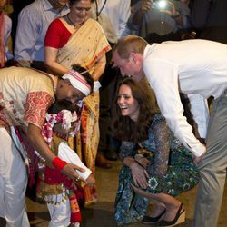 El Príncipe Guillermo y Kate Middleton cariñosos con un niño en su viaje a la India