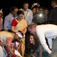 El Príncipe Guillermo y Kate Middleton cariñosos con un niño en su viaje a la India