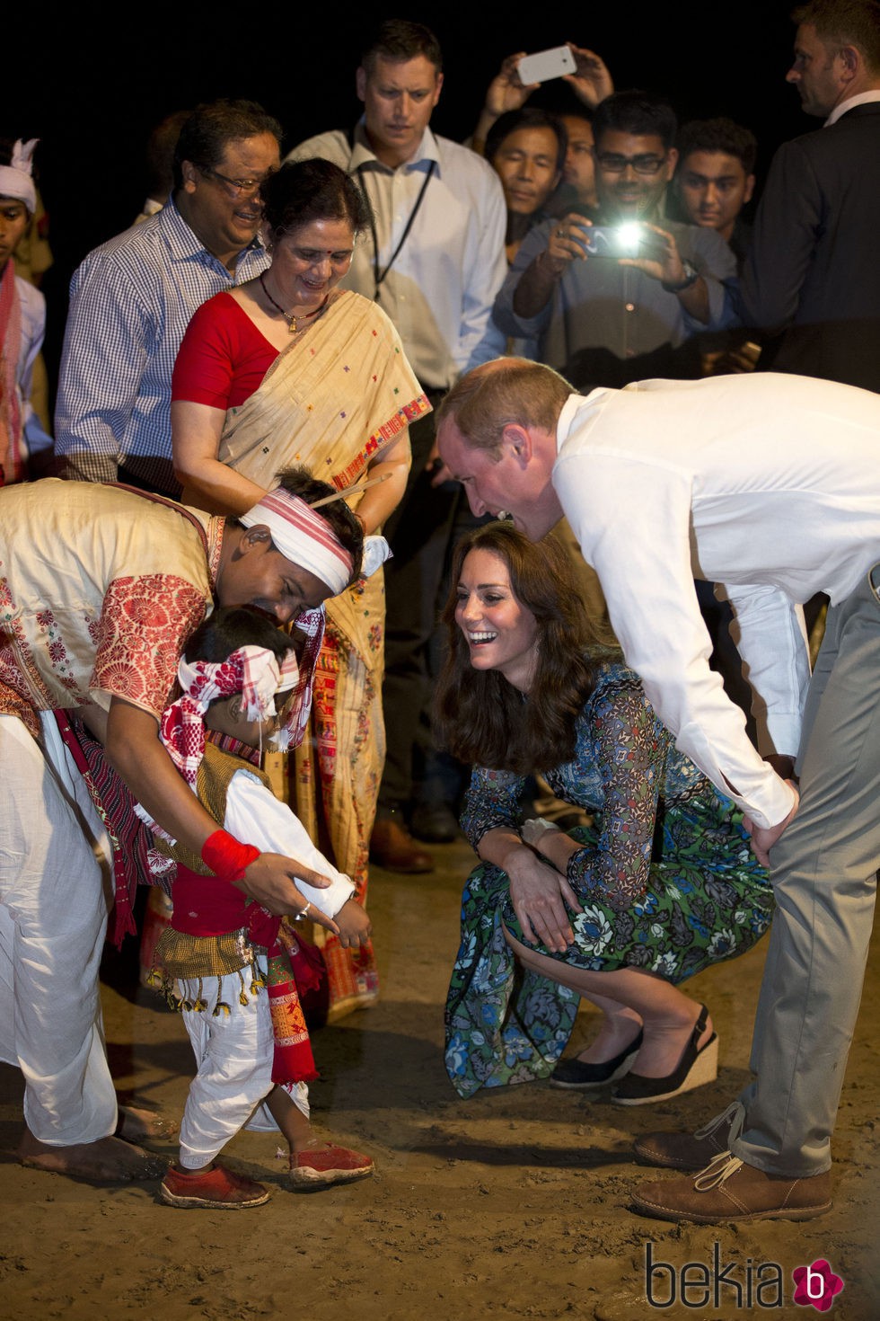 El Príncipe Guillermo y Kate Middleton cariñosos con un niño en su viaje a la India