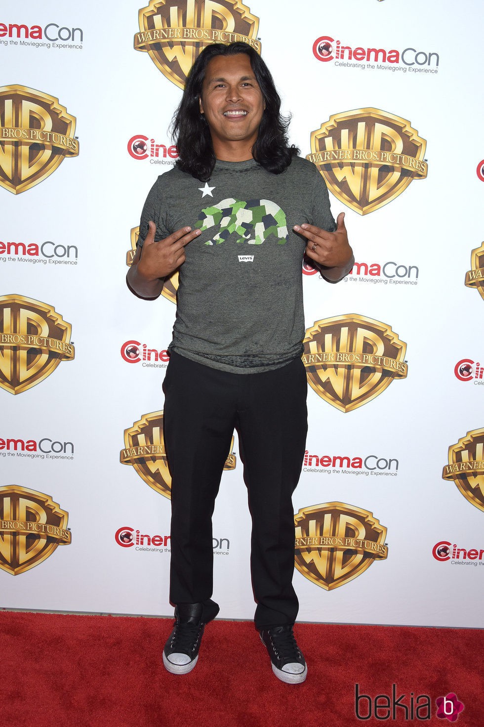 Adam Beach en la fiesta Warner en la CinemaCon 2016 en Las Vegas